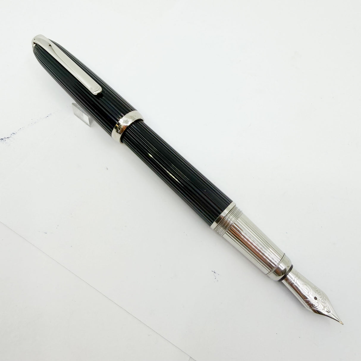 Cartier - Louis Cartier Black Composite Ribbed Fountain Pen - Fine 18kt Gold Nib