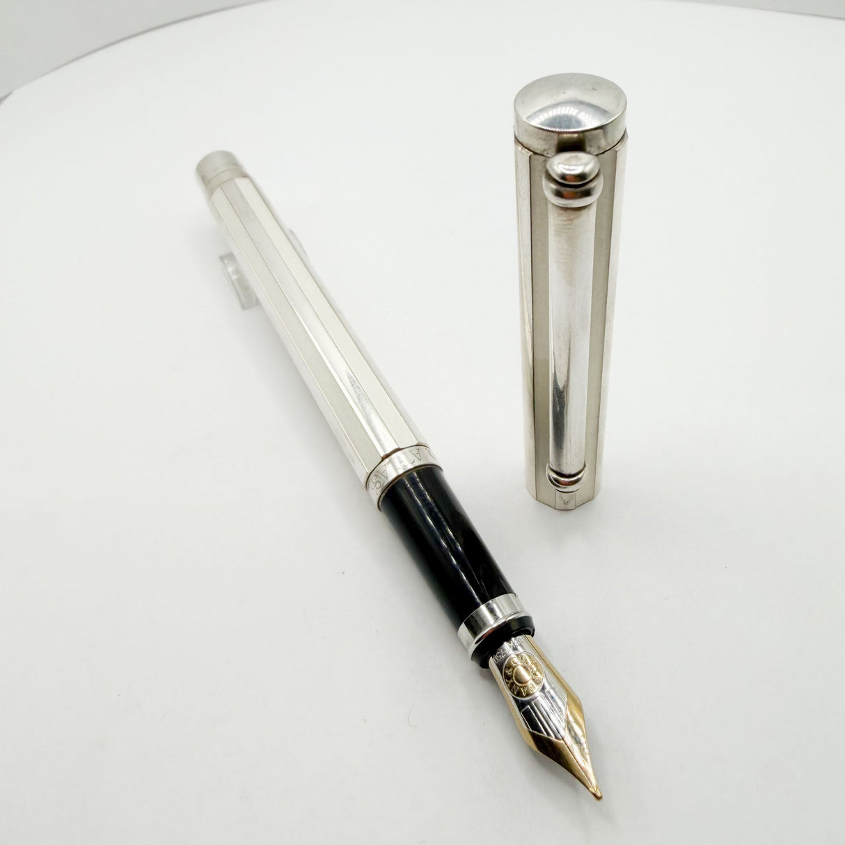 Tiffany Atlas Fountain Pen with Alternating White Lacquered Strips & Sterling Silver Strips & Sterling Clip and Trim - Medium 18kt Gold Tiffany & Co. Nib