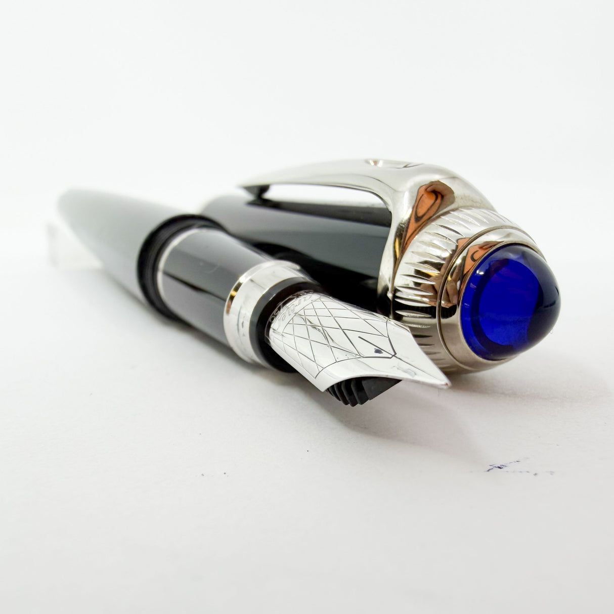 Cartier Roadster Black Composite Fountain Pen - Fine 18kt Gold Nib