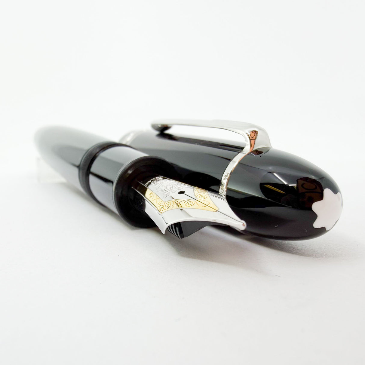 Montblanc Meisterstuck #P149 (Largest) Fountain Pen with Platinum Plated Trim - Fine 18kt Gold Nib