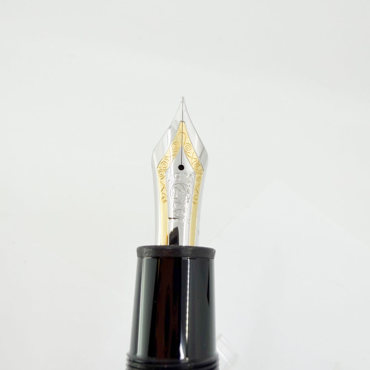Montblanc Meisterstuck #P149 (Largest) Fountain Pen with Platinum Plated Trim - Fine 18kt Gold Nib