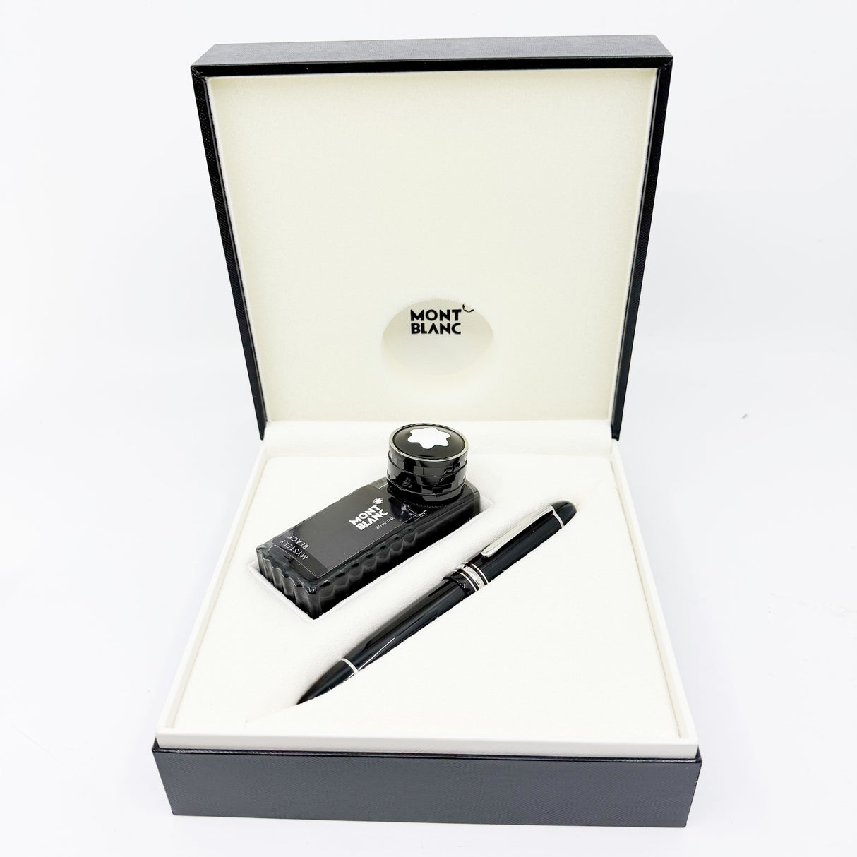 Montblanc Meisterstuck #P149 (Largest) Fountain Pen with Platinum Plated Trim - Fine 18kt Gold Nib