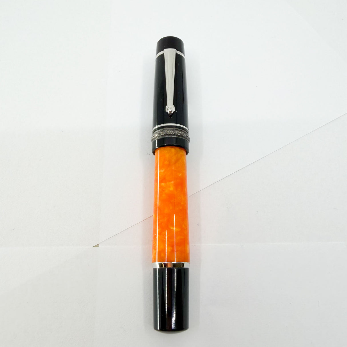 Delta -  Original  DolceVita Sterling Silver Trim Medium Fountain Pen - Medium 18kt Gold Nib
