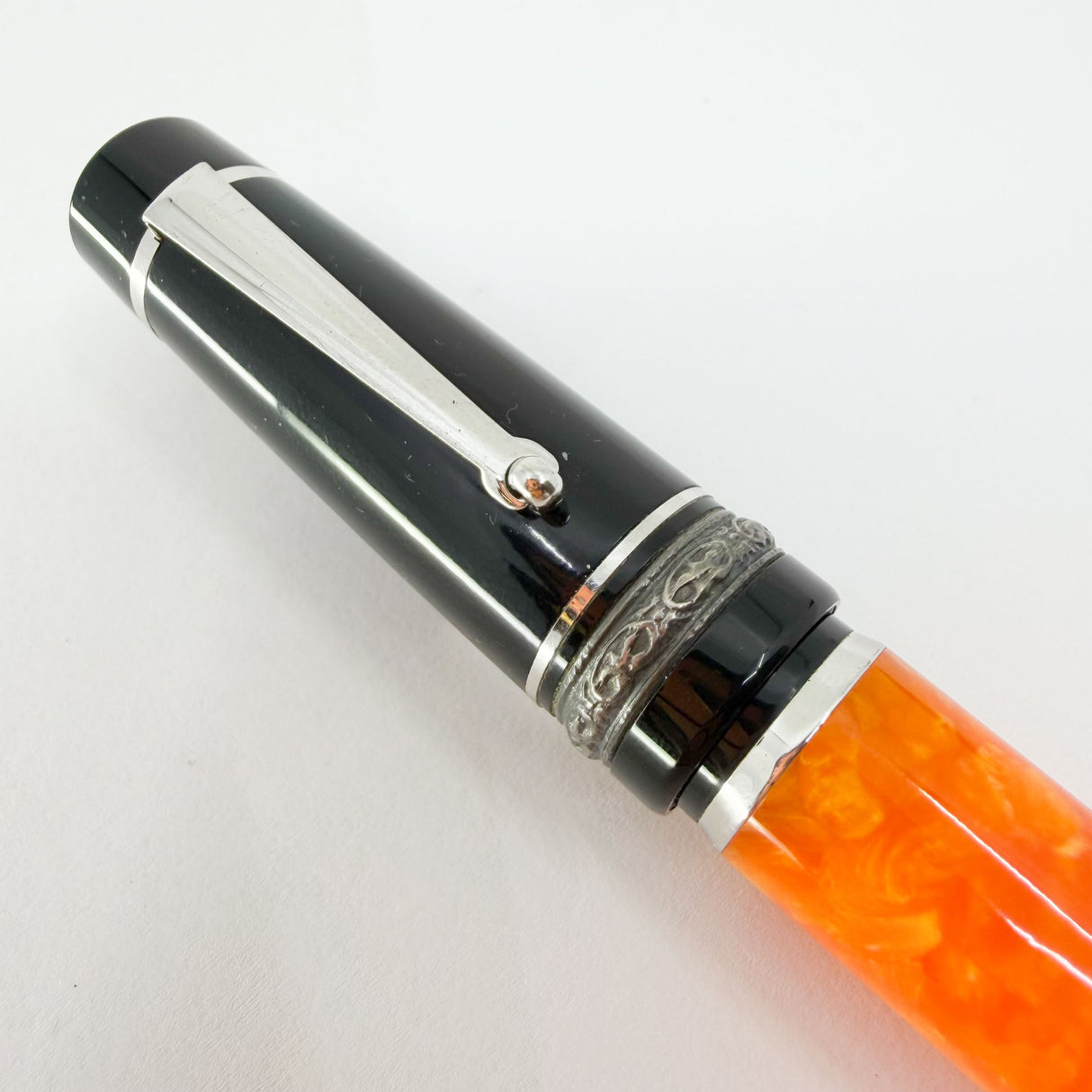Delta -  Original  DolceVita Sterling Silver Trim Medium Fountain Pen - Medium 18kt Gold Nib