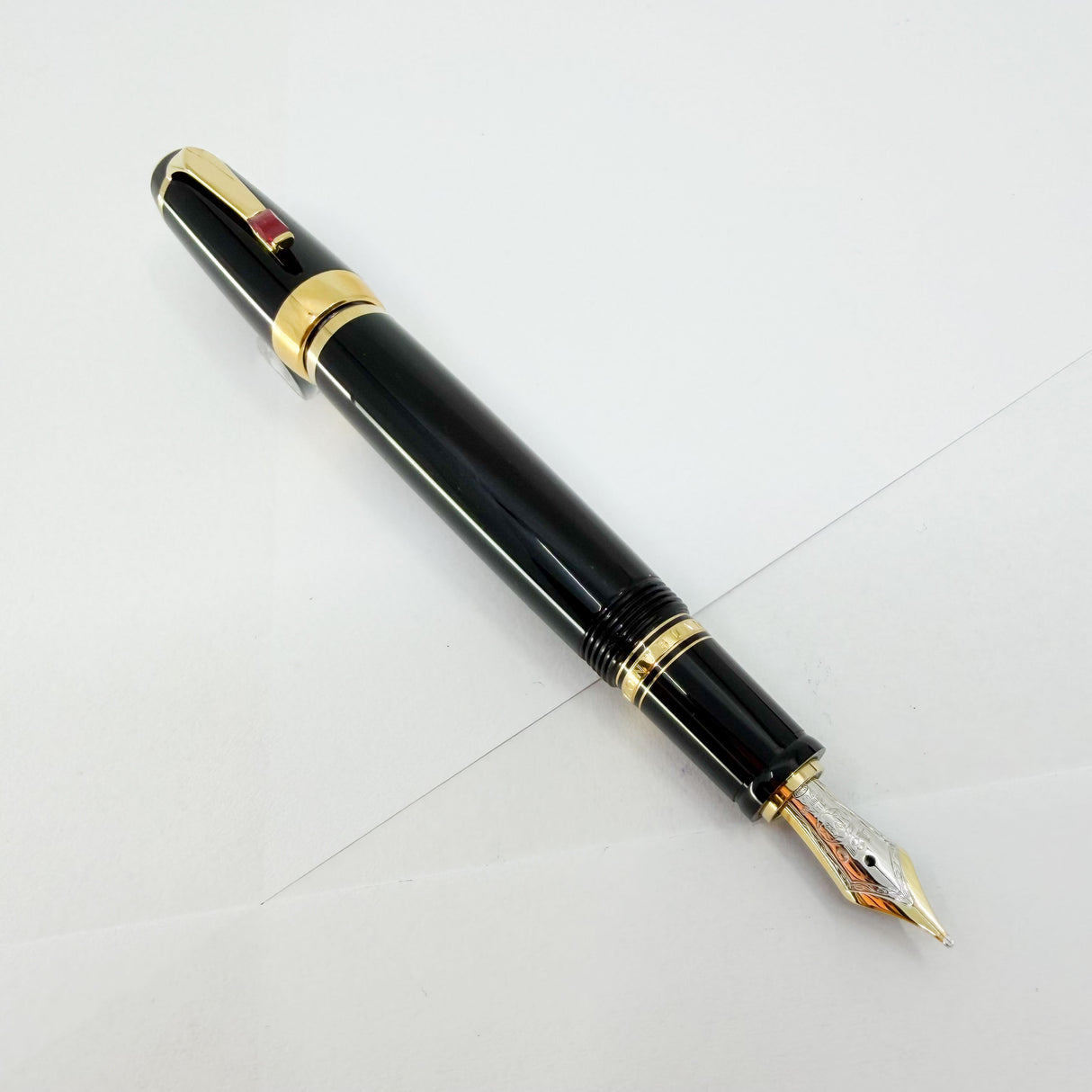 Montblanc Boheme Rouge - Black Resin Fountain Pen - Retractable  Medium 18kt Gold Nib