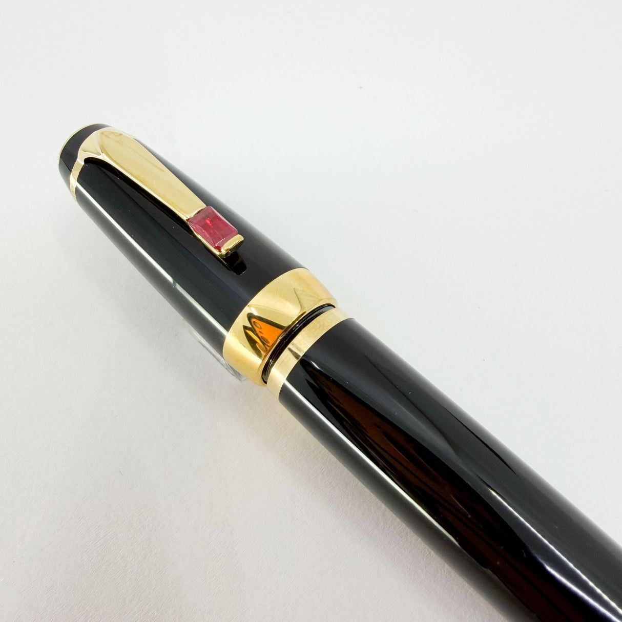 Montblanc Boheme Rouge - Black Resin Fountain Pen - Retractable  Medium 18kt Gold Nib
