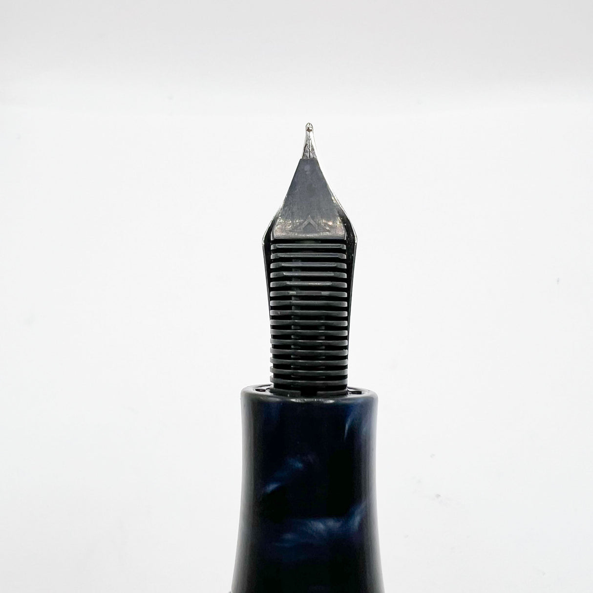 Montblanc Meisterstück Solitaire Le Grand Pinstriped Sterling Silver #146S Fountain Pen - Medium 18kt Gold Nib
