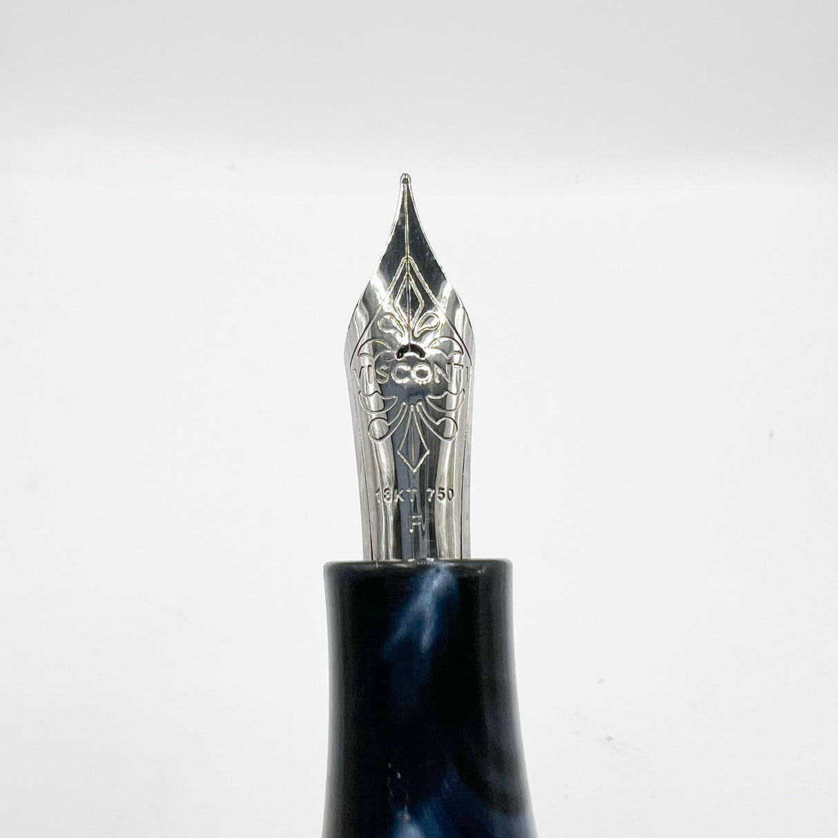 Montblanc Meisterstück Solitaire Le Grand Pinstriped Sterling Silver #146S Fountain Pen - Medium 18kt Gold Nib