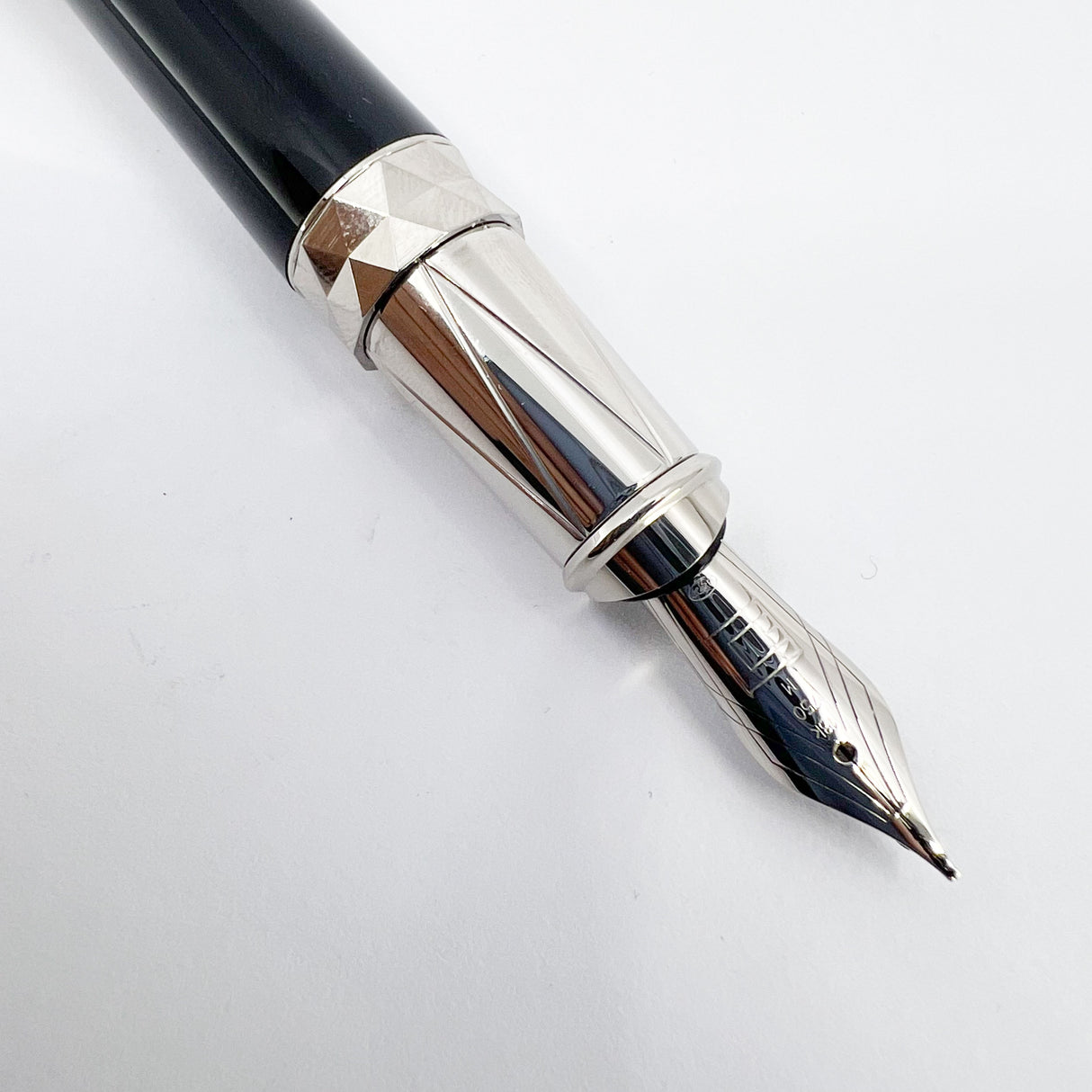 S.T. Dupont Olympio Nocturne Extra Large  Fountain Pen - Medium 18kt Gold Nib