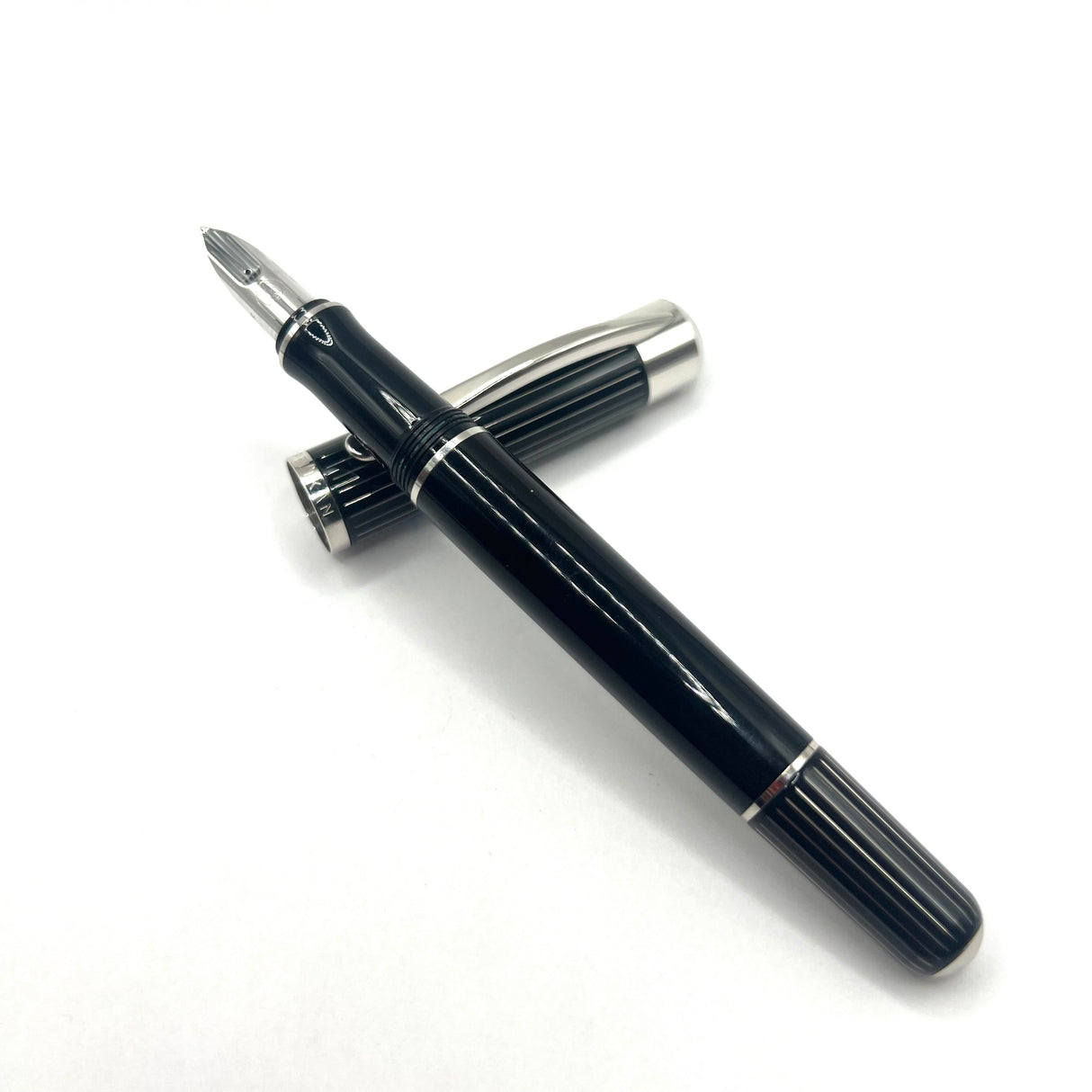 Pelikan P3100 Ductus Fountain Pen -  Medium 18kt Gold Nib