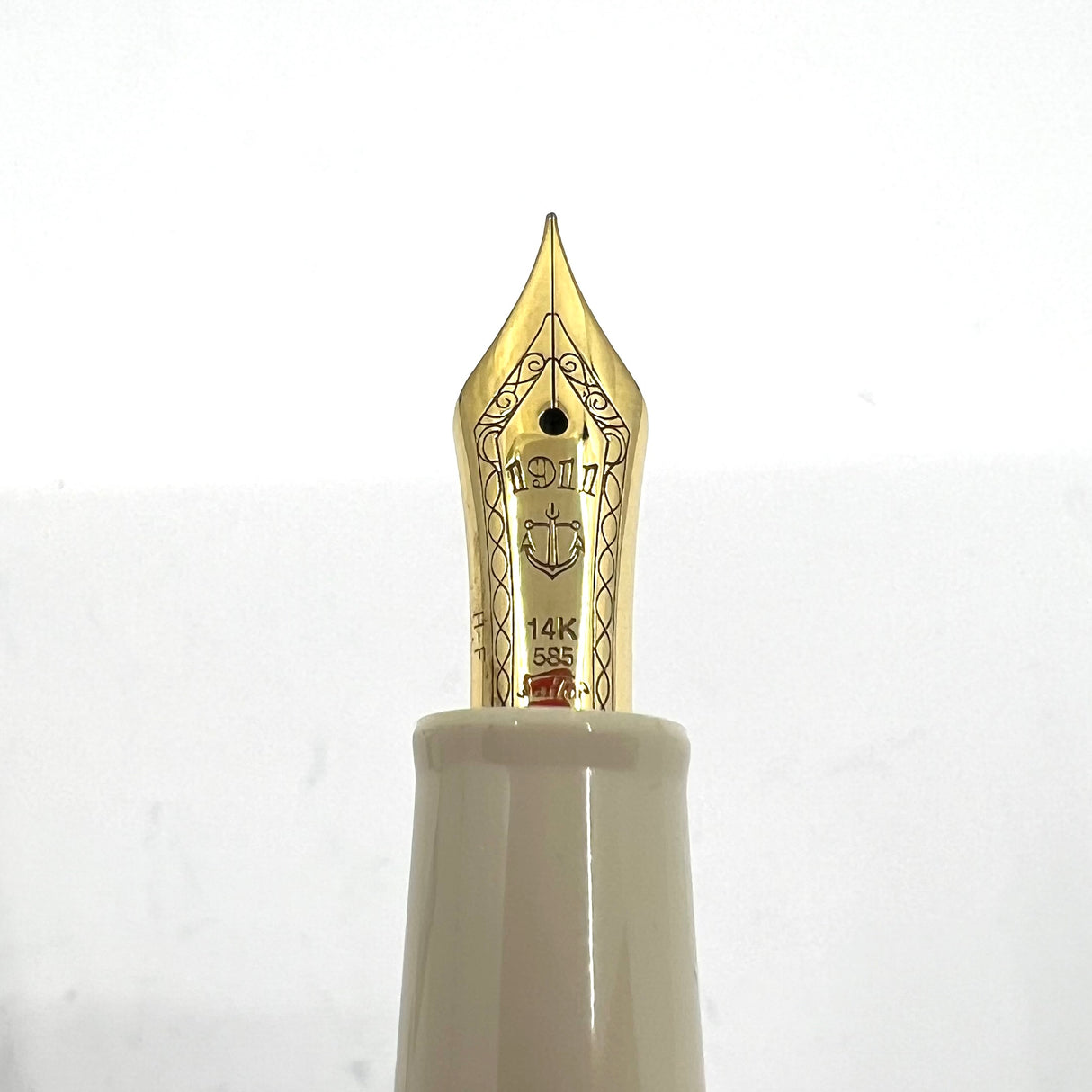 Sailor Profit  Maki-e Tale of Genji White Fountain Pen