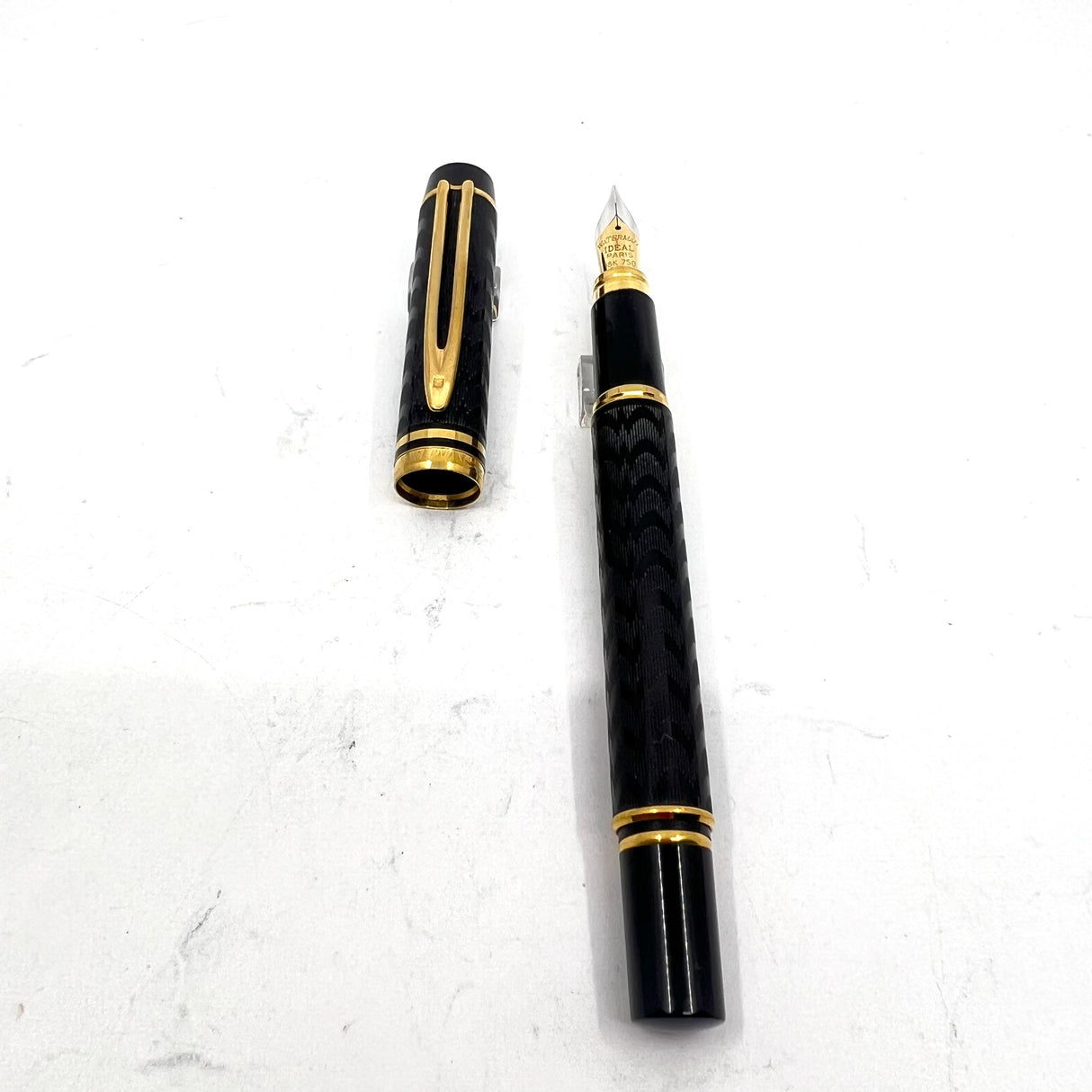 Waterman Man 100 Opera Black Chased  Fountain Pen - Medium 18kt Gold Nib