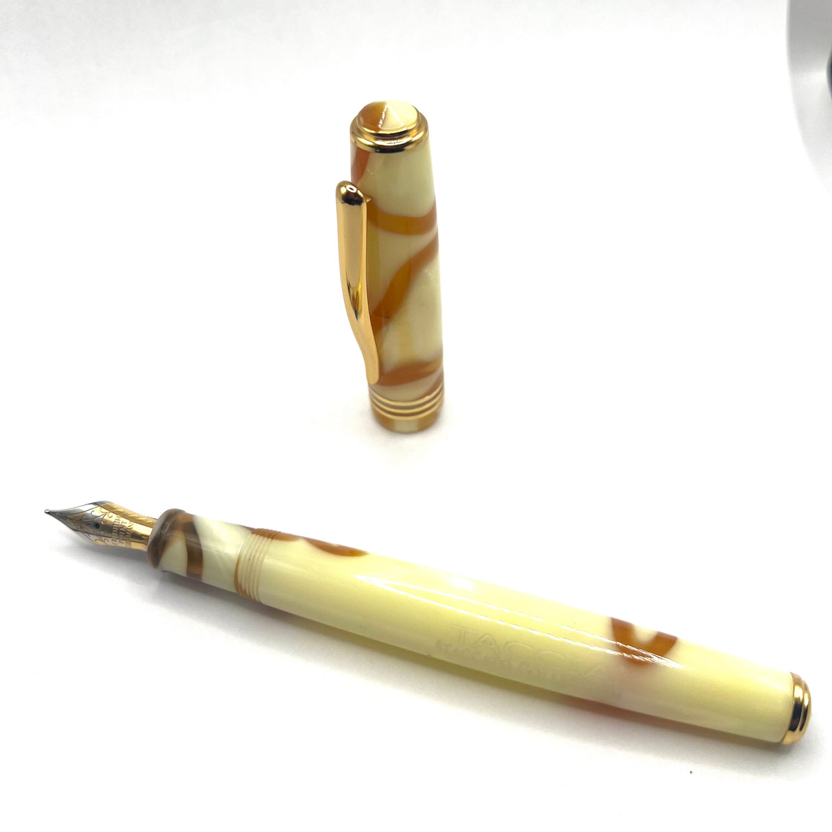 Taccia Staccato Honey Swirl Oversized Fountain Pen - Broad Gold-Plated Nib
