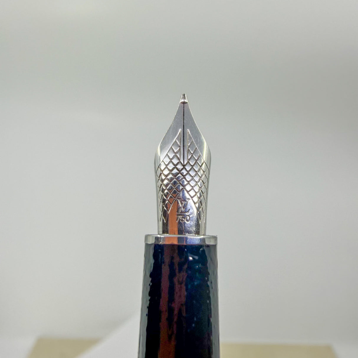 Louis Vuitton Doc Series Palladium Plated Cap/Black Lacquer Barrel Fountain Pen - Medium 18kt Gold Nib