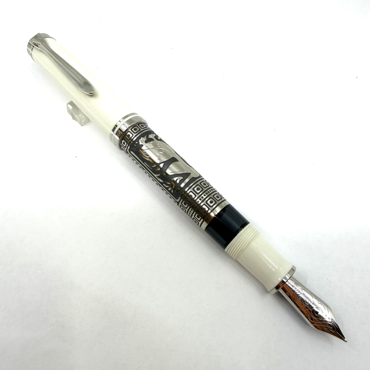 Pelikan M910 White Toledo  Fountain Pen - Fine 18kt Gold Nib