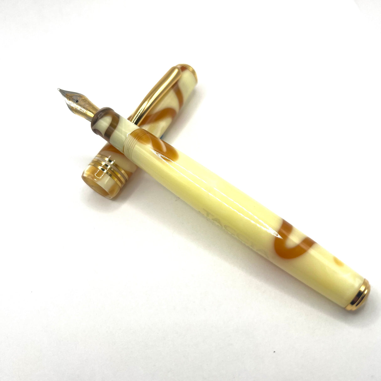 Taccia Staccato Honey Swirl Oversized Fountain Pen - Broad Gold-Plated Nib