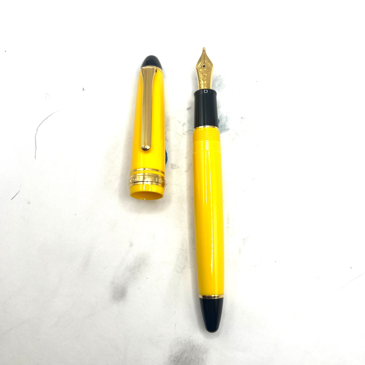 Sailor 1911 Standard Size Yellow Fountain Pen  - Zoom 14kt Gold Nib