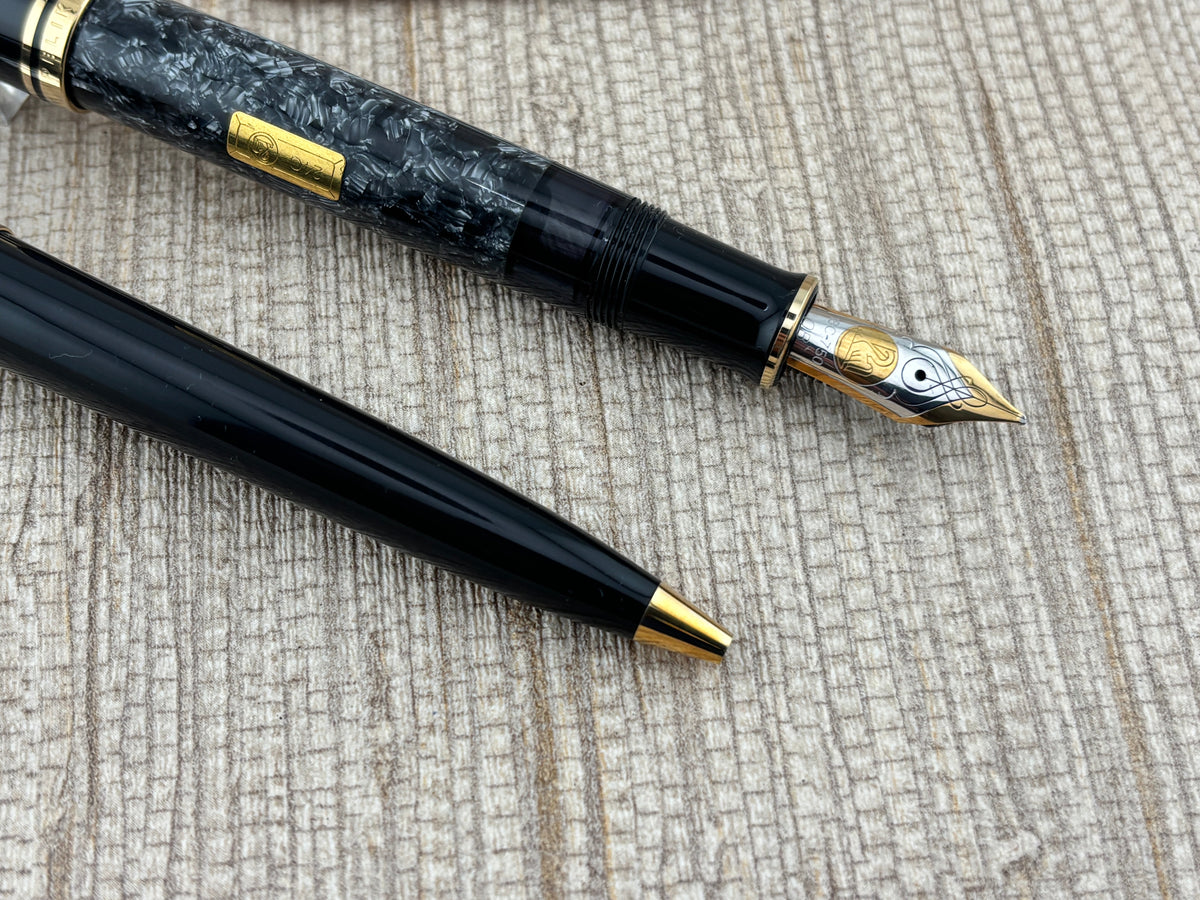 Pelikan Wall Street Set  #0164/4500 Fountain Pen and Ballpoint Pen - Oblique 18kt Gold Nib For Right-Handed Writers