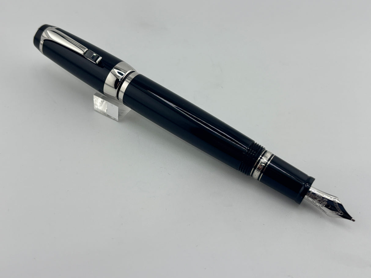 Montblanc Boheme  Black Resin Retractable Nib Fountain Pen -  Medium 18kt Gold Nib