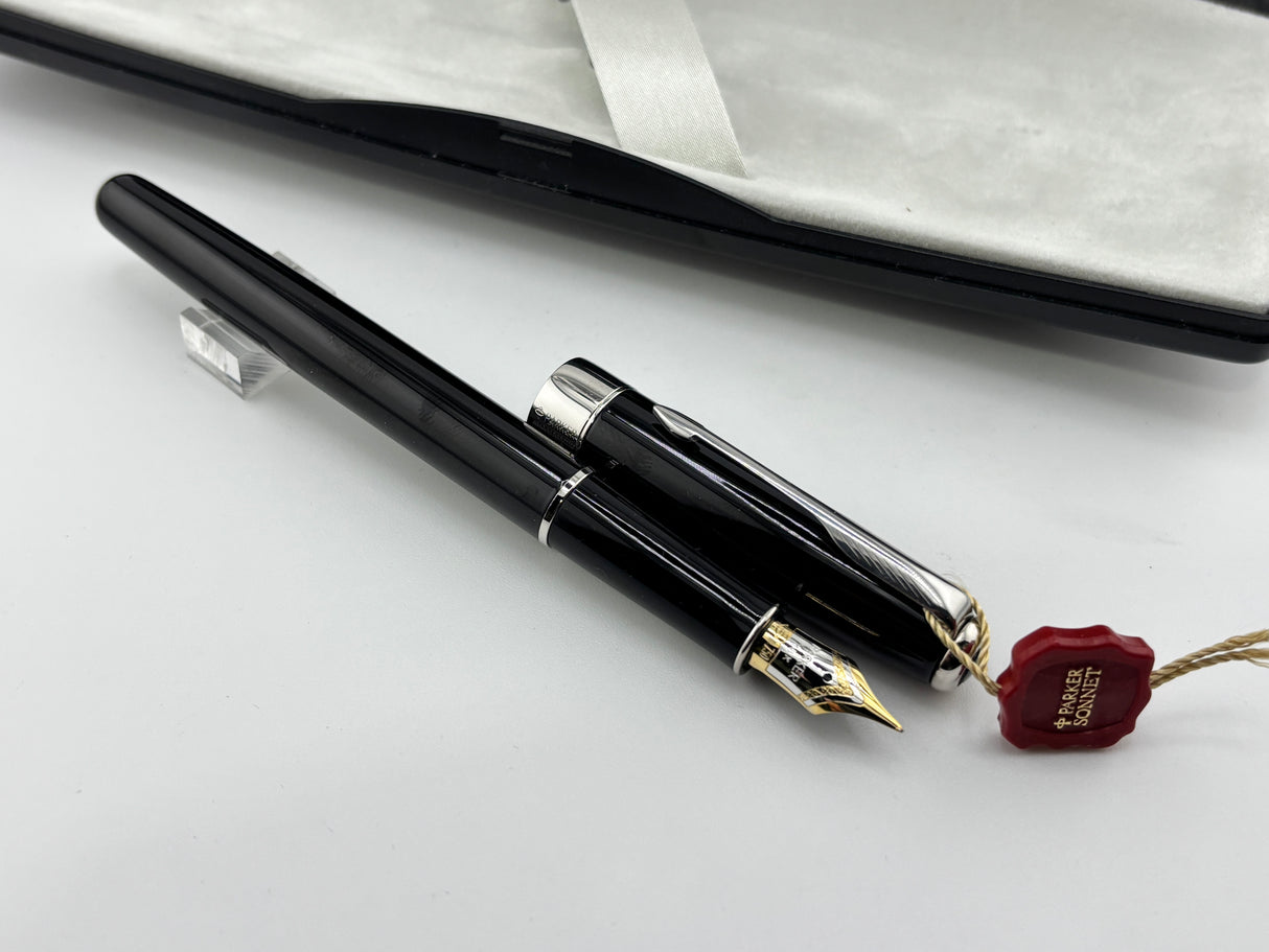 Parker Sonnet Black lacquer chrome trims 18K750 gold nib  - Fountain Pen and Ball Pen