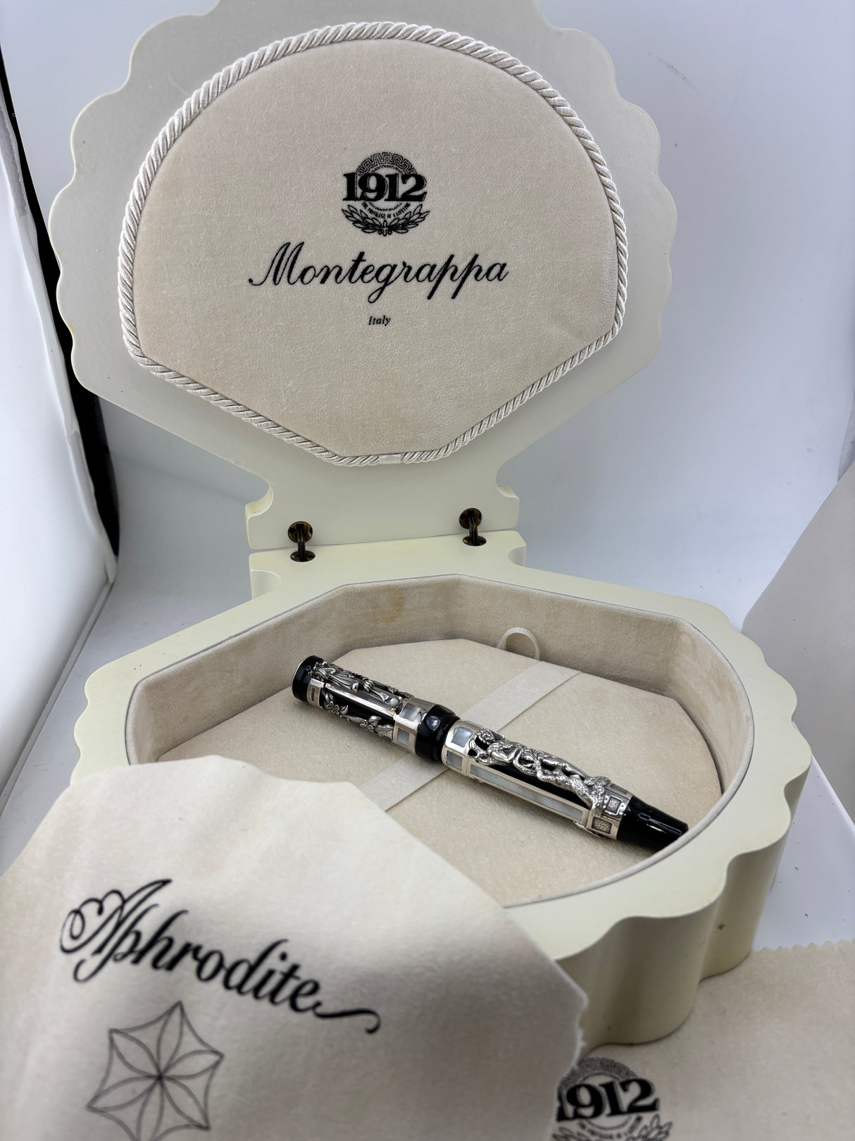 Montegrappa Aphrodite  Limited Edition Fountain Pen (1997) - A Masterpiece! - Medium 18kt Gold Nib