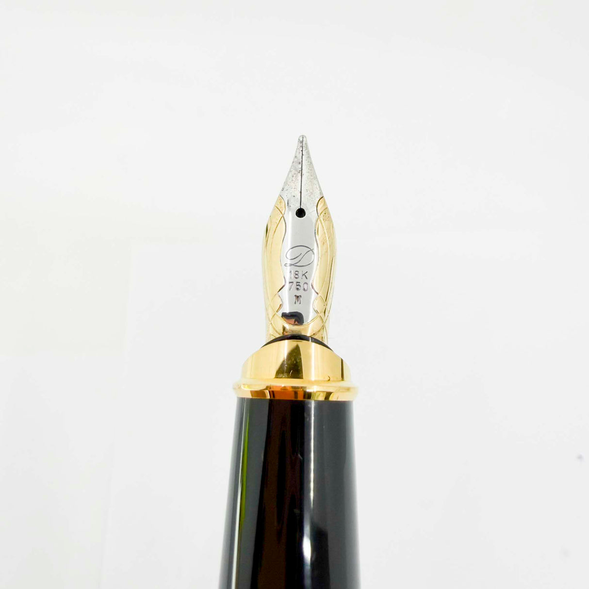 S.T. DuPont Large Orpheo Lacque Ecaille Fountain Pen - Marbled Black & Burnished Burgundy Laque - Medium 18kt Gold Nib