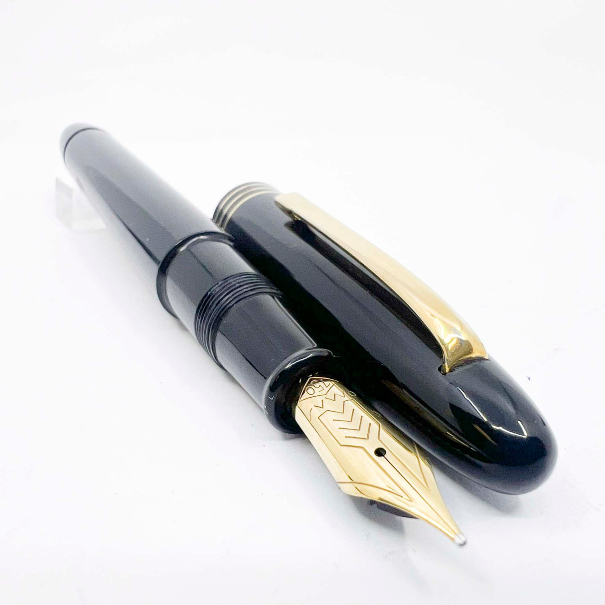 OMAS Ogiva Black  Museum of Modern Art New York Fountain Pen -  Semi-Flex Medium 18kt Gold Nib