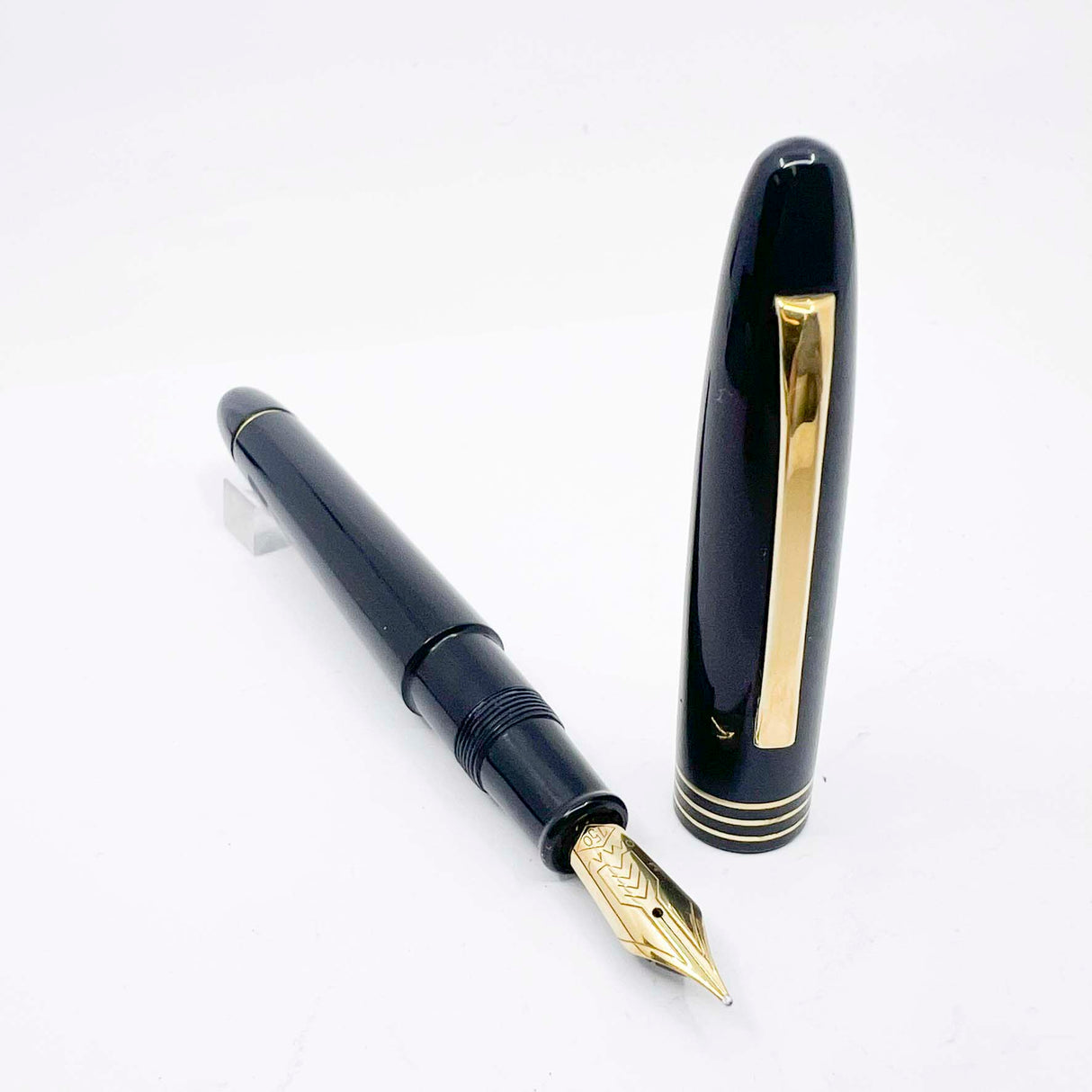 OMAS Ogiva Black  Museum of Modern Art New York Fountain Pen -  Semi-Flex Medium 18kt Gold Nib