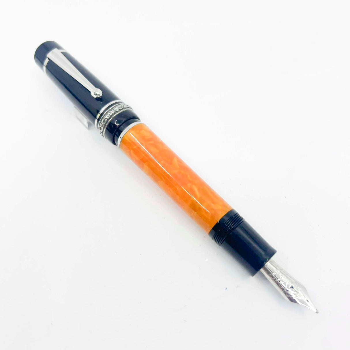 Delta  Original DolceVita Mid-Size,  .925 Sterling Silver Trim Fountain Pen -  Broad 18kt Gold Nib