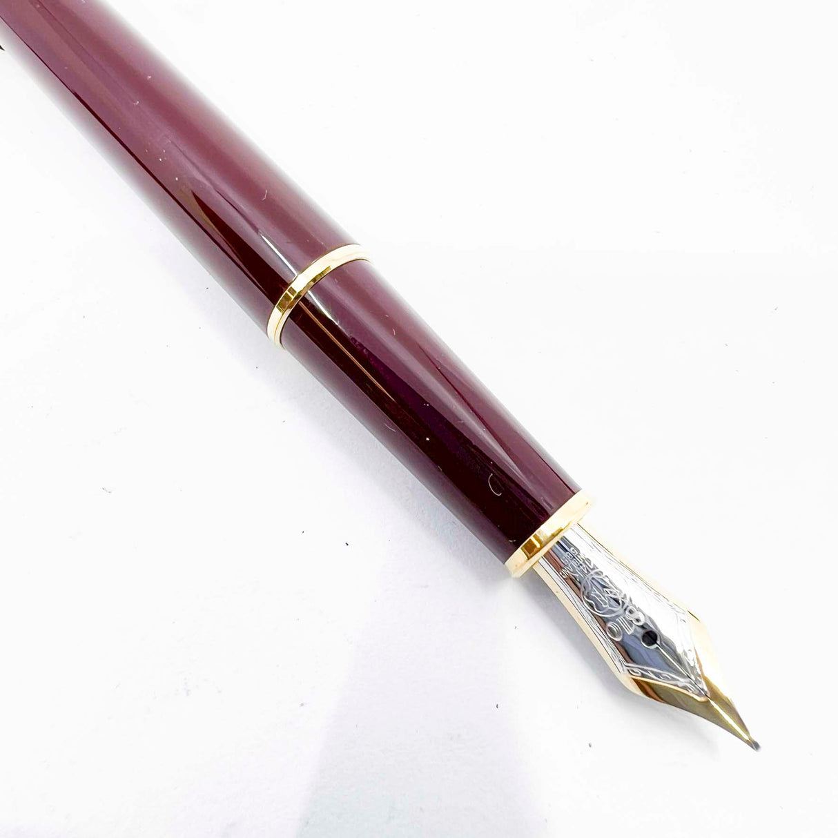 Montblanc #144R Bordeaux Resin Classique Fountain Pen - Fine 14kt Gold Nib