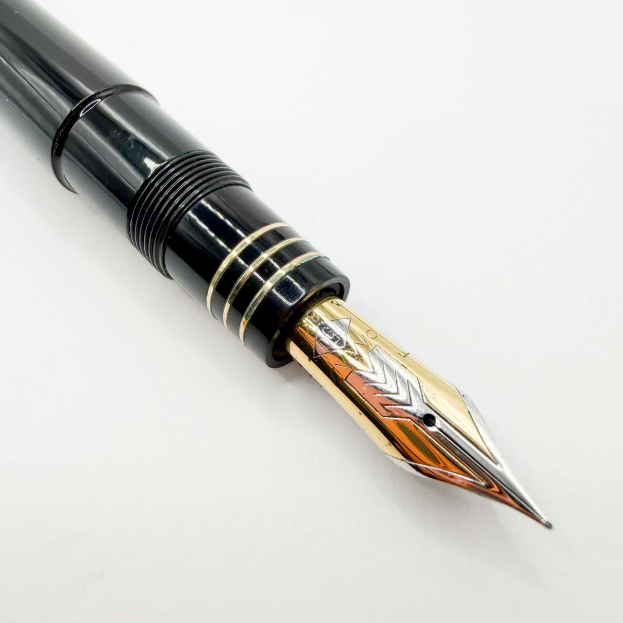 OMAS Ogiva  Museum of Modern Art New York Black Fountain Pen -  Fine 18kt Gold Nib