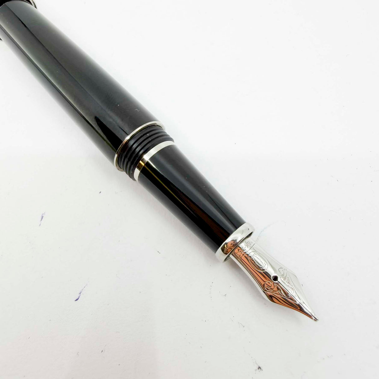 Cartier Diabolo Chevron Doue Fountain Pen Fountain Pen - Fine 18kt Gold Nib