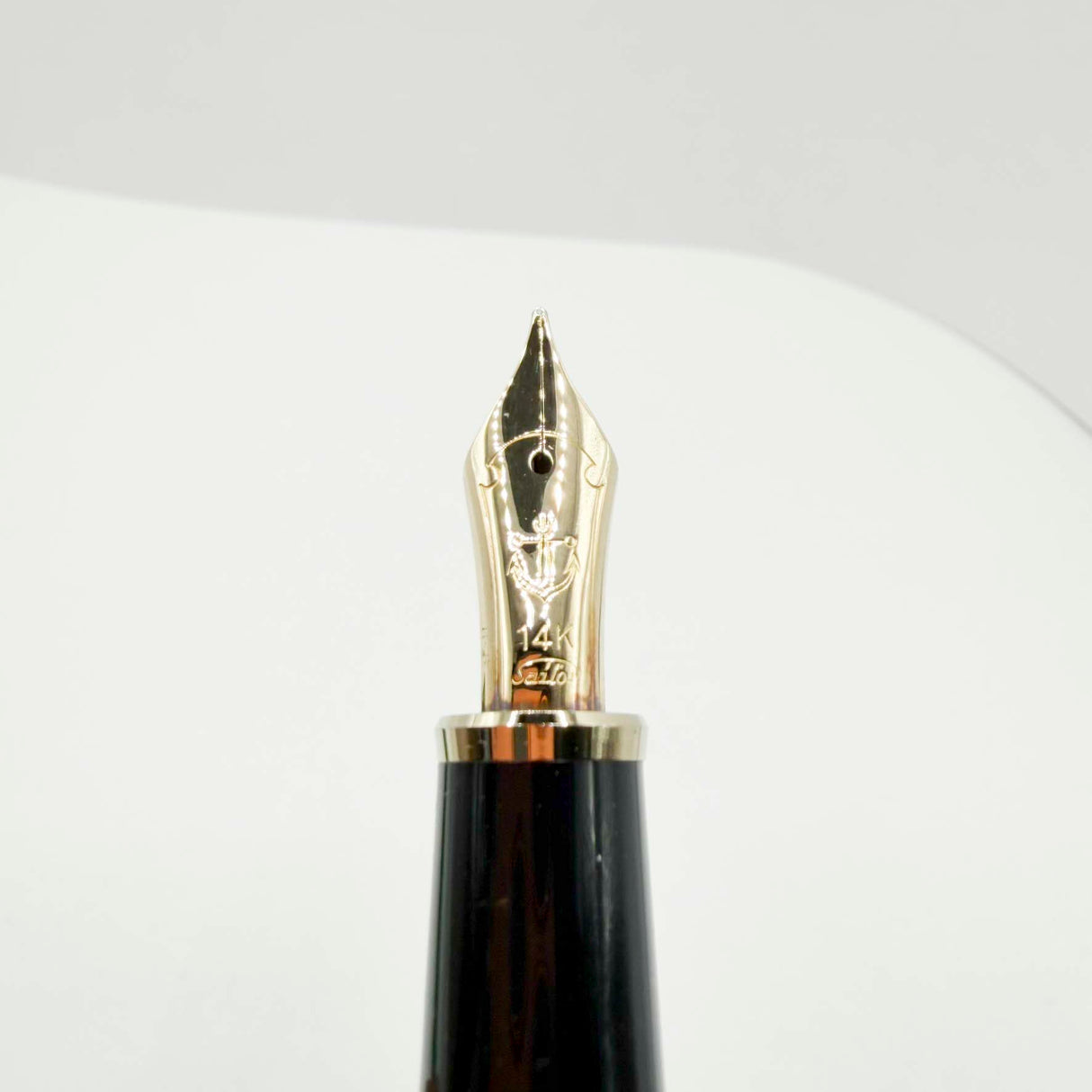 Sailor Magellan Marbled Green Jade Fountain Pen - Broad 14kt Gold Nib