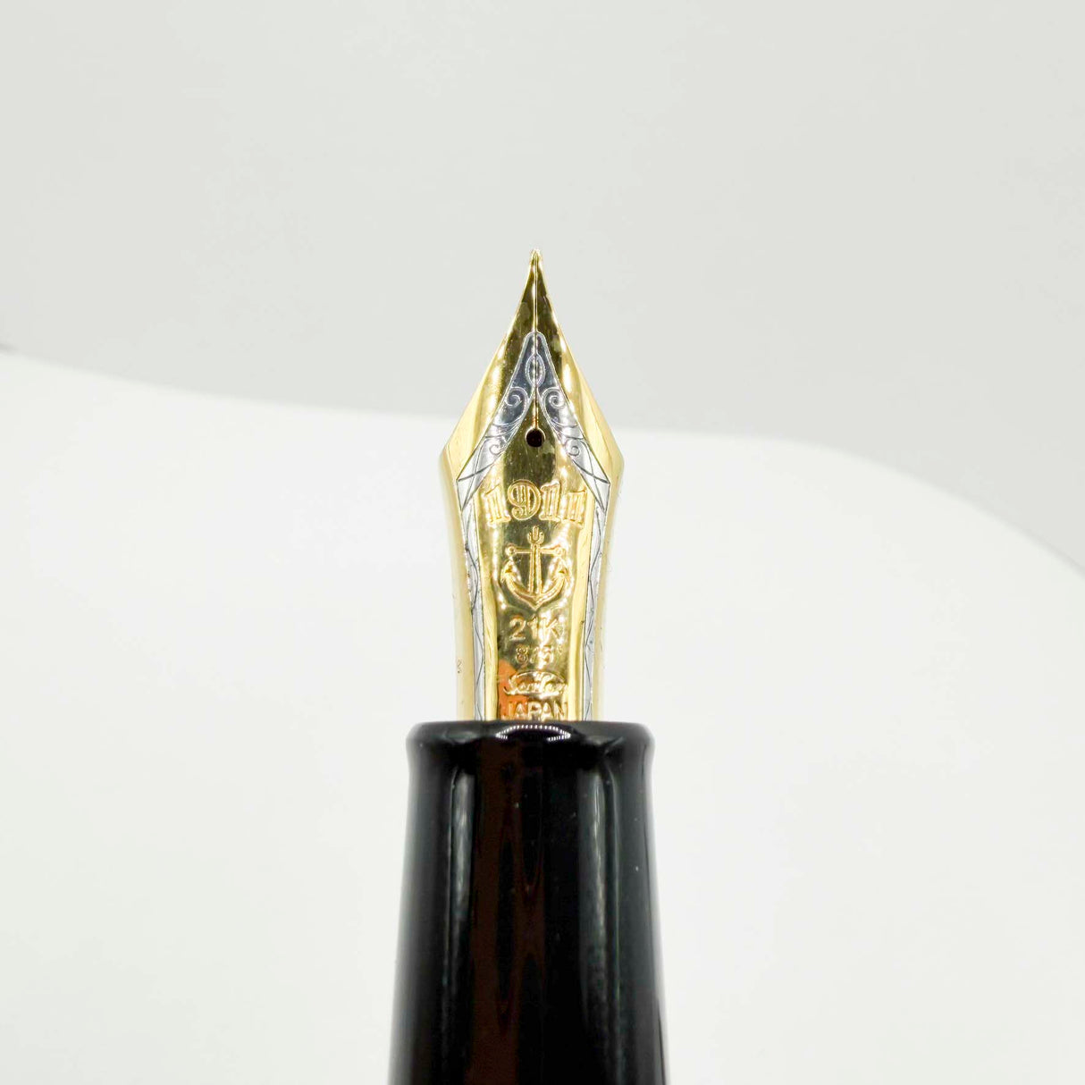 Sailor King of Pen Woodgrain Ebonite Fountain Pen - Medium 21kt Gold Nib