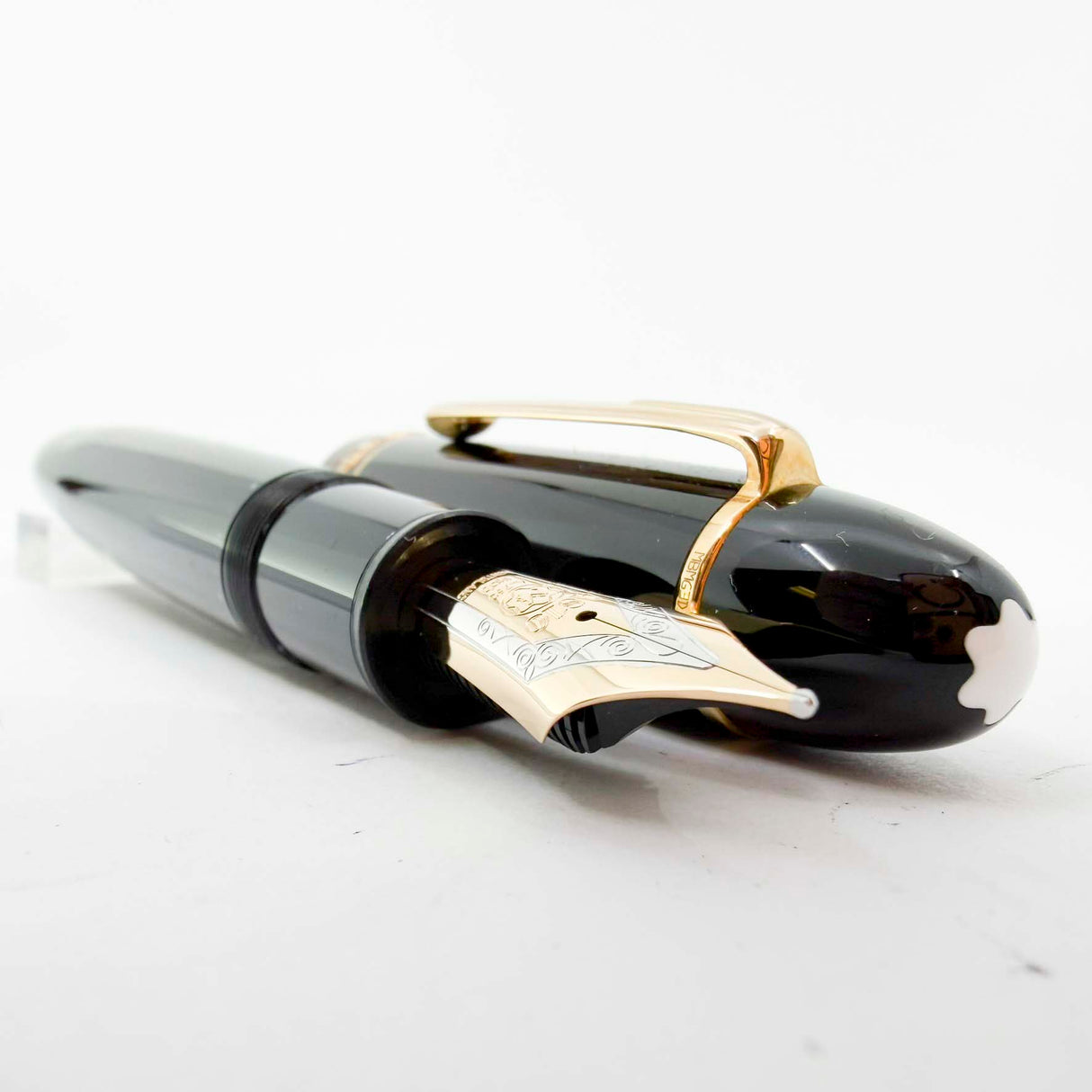 Montblanc Meisterstuck #149 (Largest) Red Gold-Coated Fountain Pen   -   Fine 18kt Gold Nib