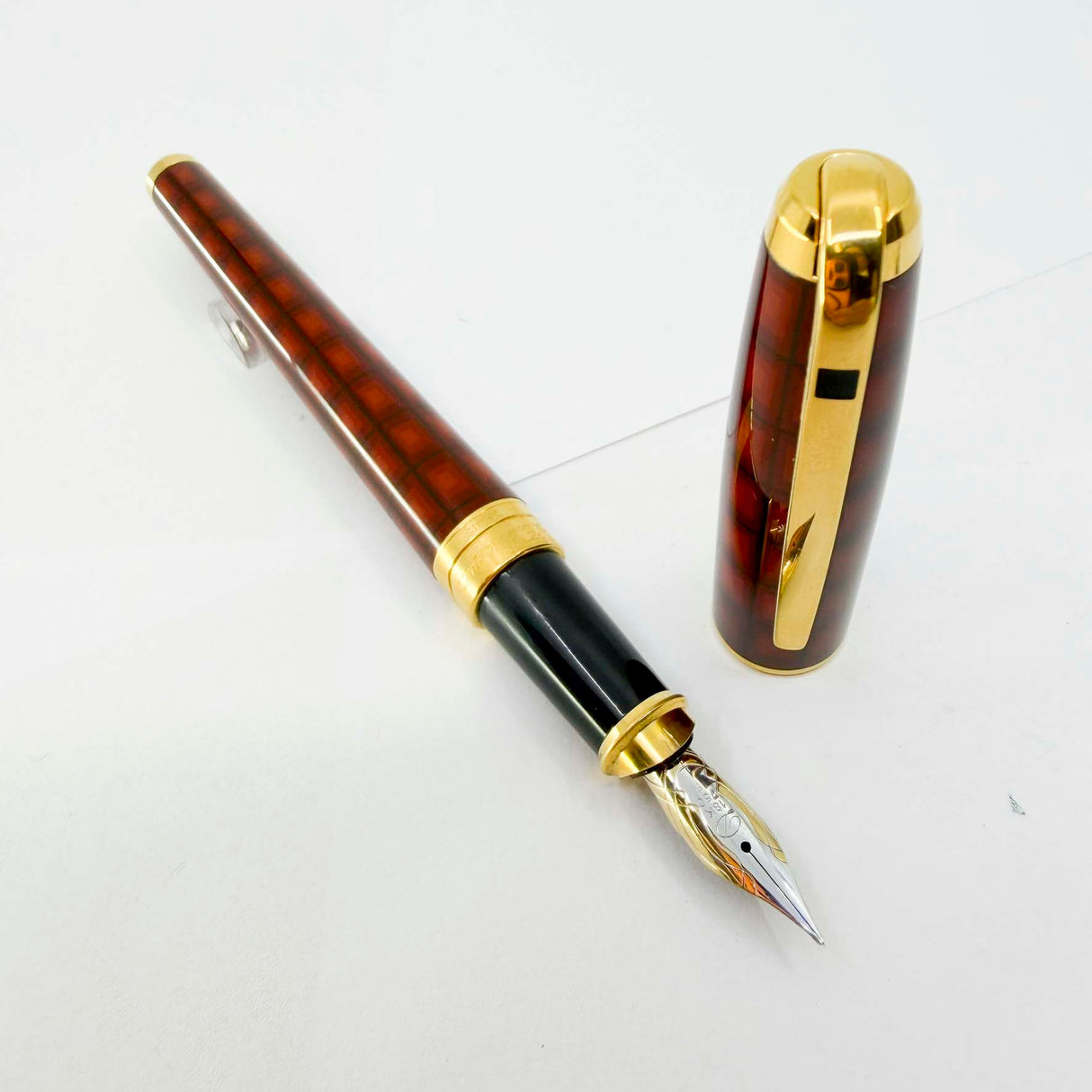 S.T. DuPont Orpheo Vertigo  Laque de Chine Fountain Pen - Fine 18kt Gold Nib