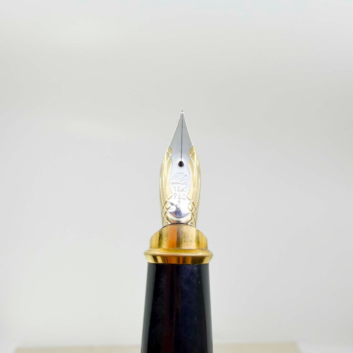 S.T. DuPont Orpheo Vertigo  Laque de Chine Fountain Pen - Fine 18kt Gold Nib