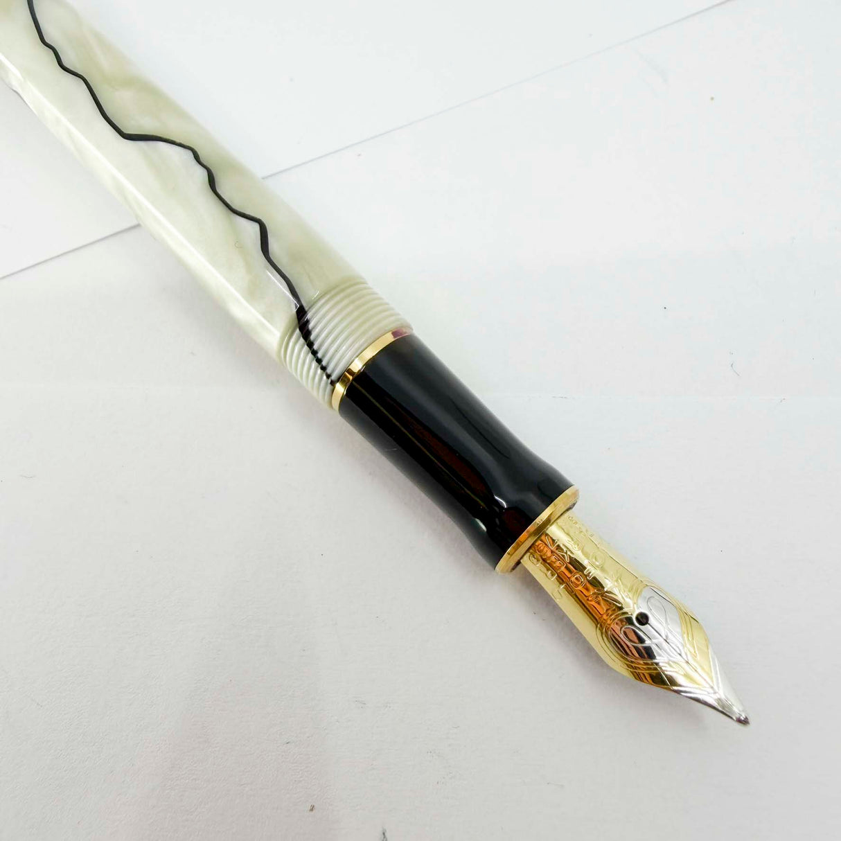 Parker Duofold International (Standard Size) Lustrous Pearl & Black Fountain Pen  - Medium 18kt Gold Nib