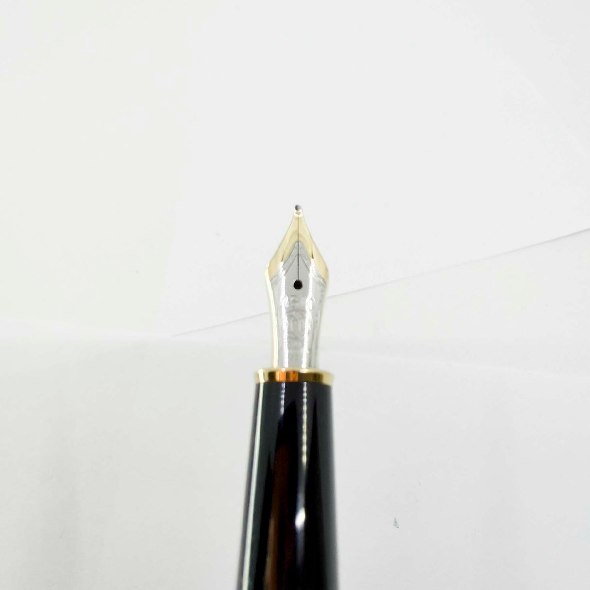 Montblanc Classique #144 Black Resin Fountain Pen  - Medium  14kt Gold Nib