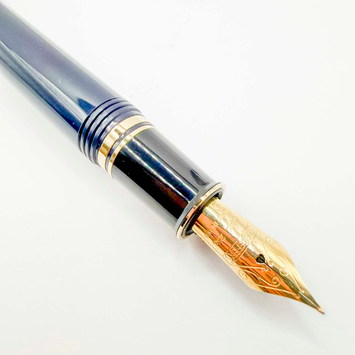 Sheaffer Solid Blue Connaisseur Fountain Pen - Medium 18kt Gold Nib