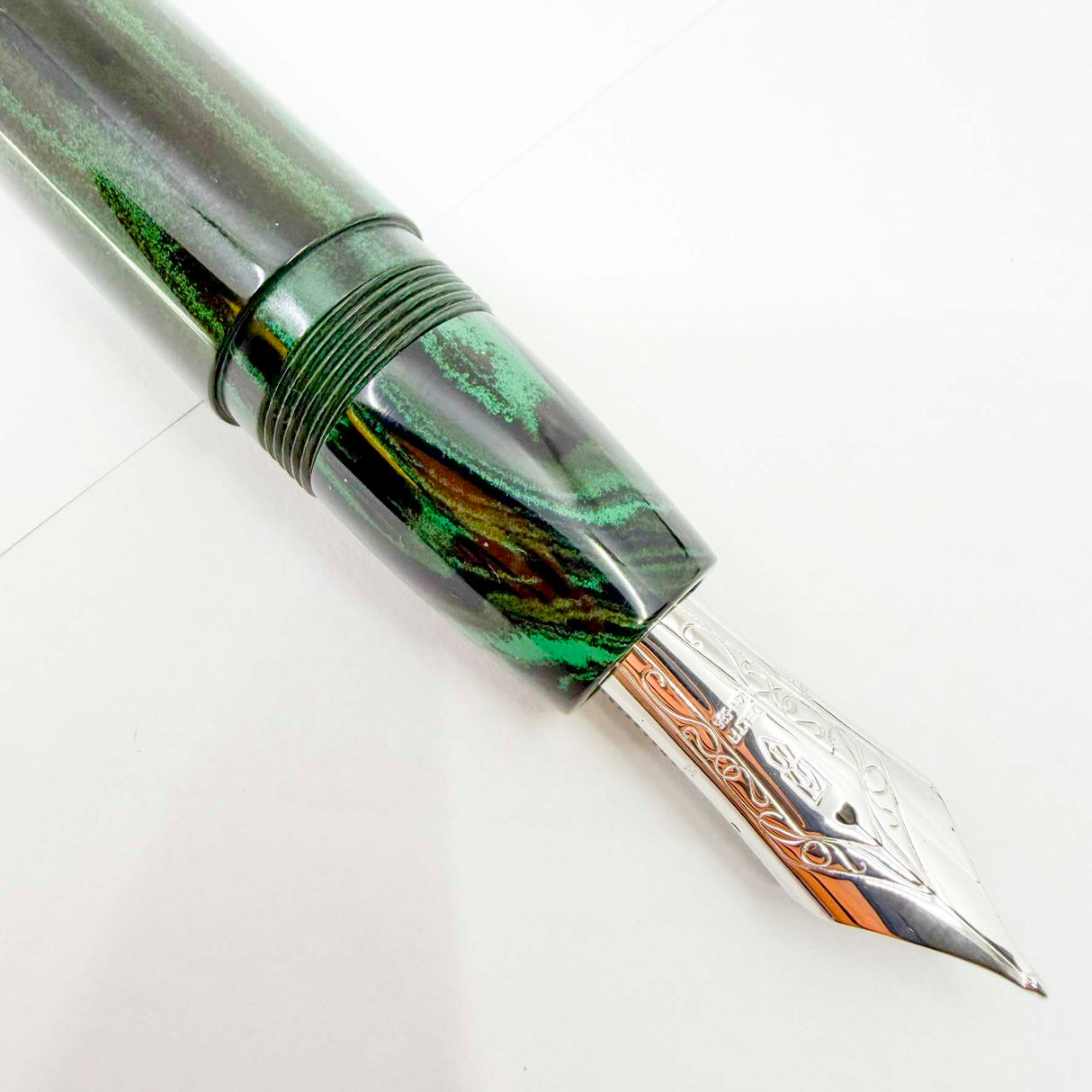 Delta Roma Imperiale Oversized Green/Black Ebonite Fountain Pen - Overized Medium 14kt Gold Nib (Copy)