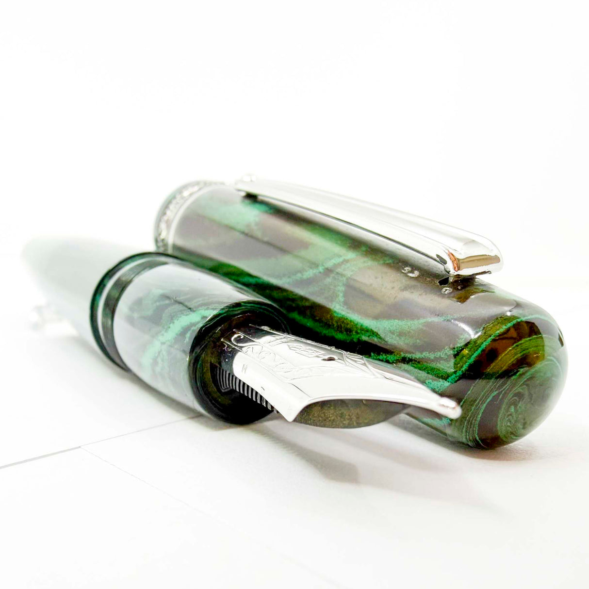 Delta Roma Imperiale Oversized Green/Black Ebonite Fountain Pen - Overized Medium 14kt Gold Nib (Copy)