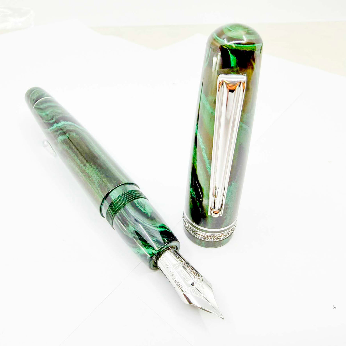 Delta Roma Imperiale Oversized Green/Black Ebonite Fountain Pen - Overized Medium 14kt Gold Nib (Copy)