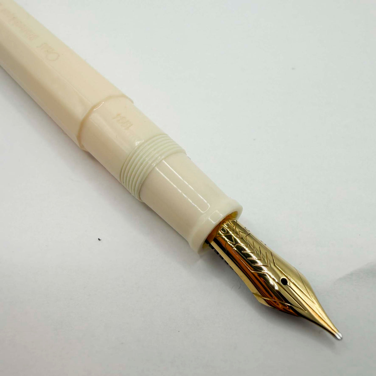 OMAS Ivory Vegetal Resin Bibliotheque Nationale Fountain Pen - Medium 18kt Gold Nib
