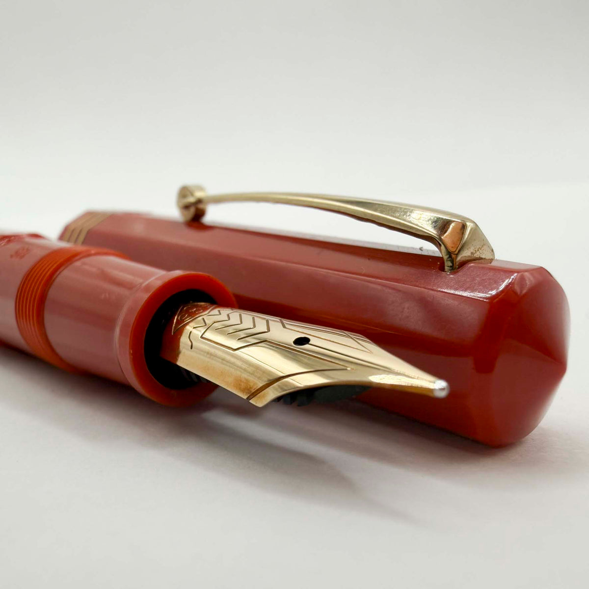 OMAS for Armando Simoni Club/1990's - Milord Paragon Coral Fountain Pen - Fine 14kt Gold Nib