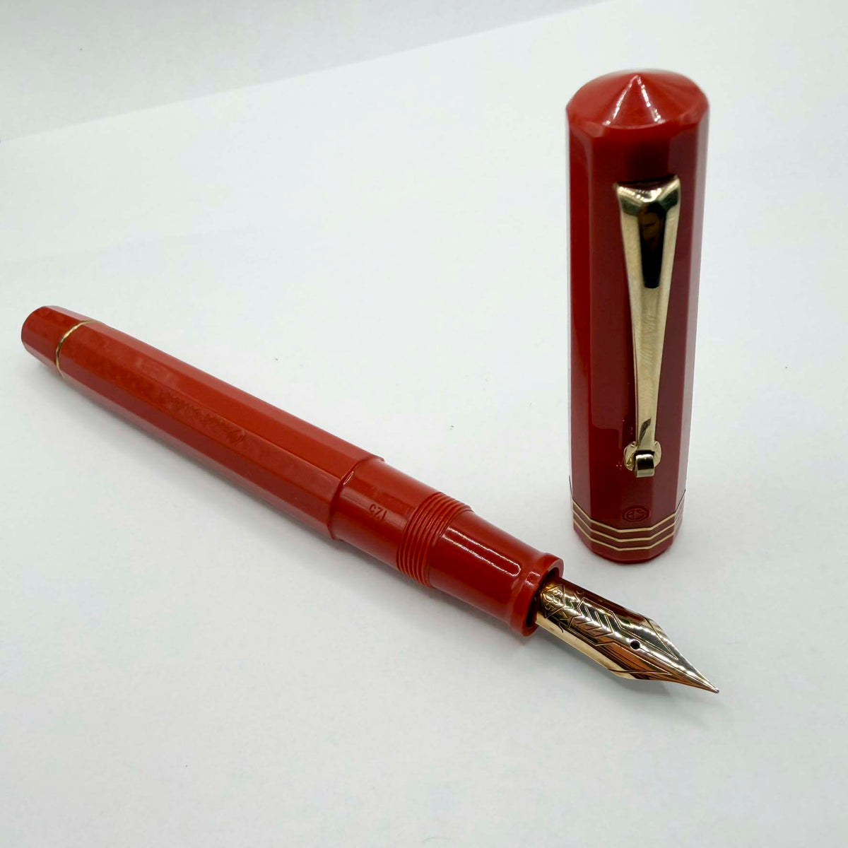 OMAS for Armando Simoni Club/1990's - Milord Paragon Coral Fountain Pen - Fine 14kt Gold Nib